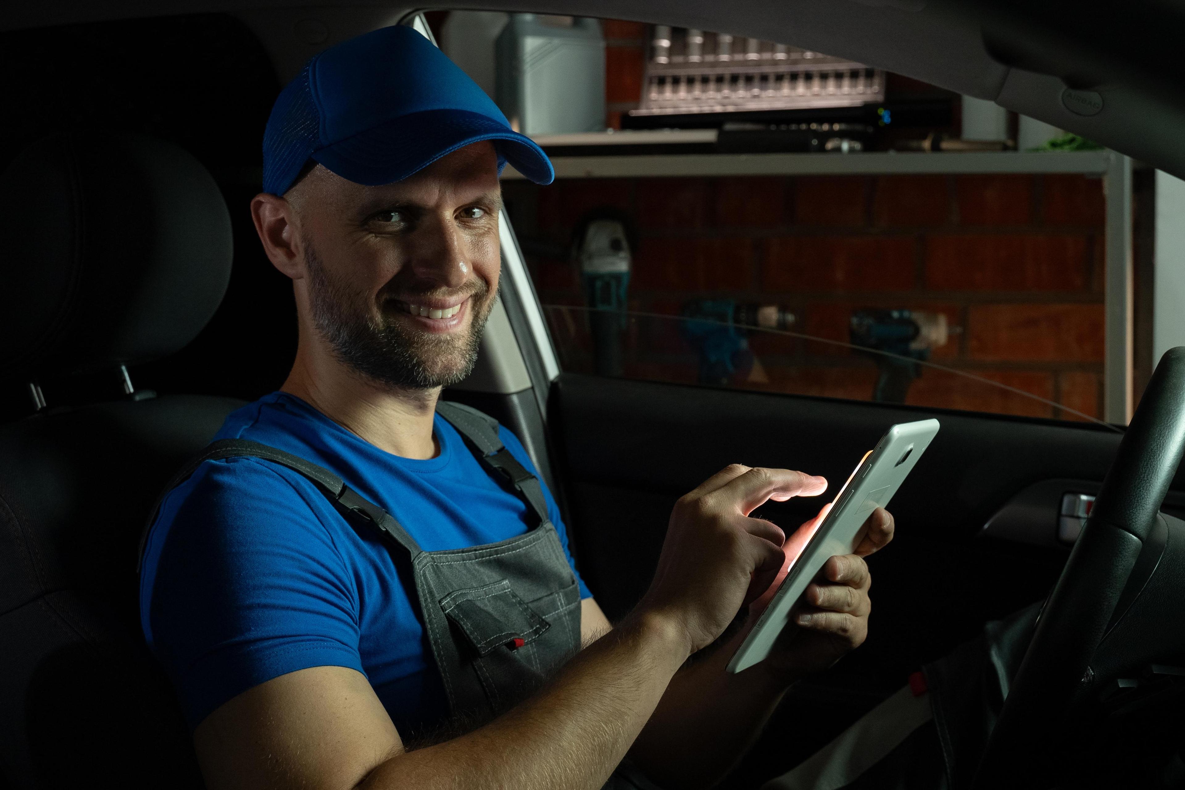 Frentista sorrindo enquanto confere um pagamento no tablet