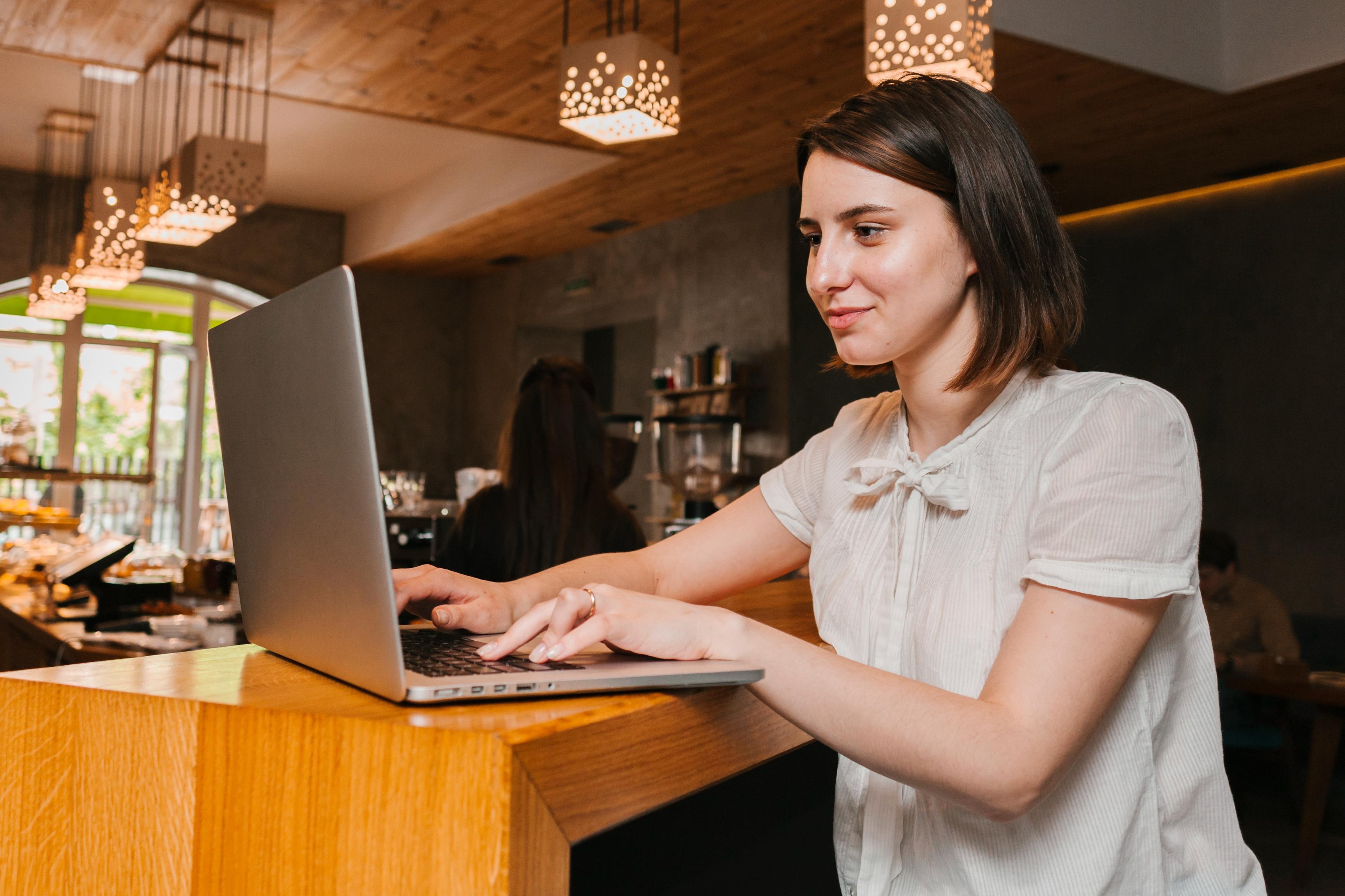Empreendedora acompanhando os pagamentos no notebook